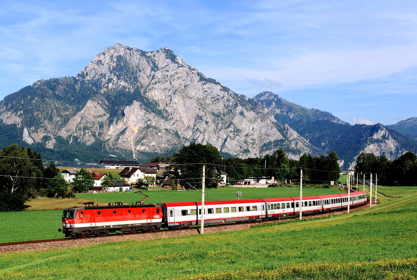 001 Salzkammergutbahn �BB 1044 bei Altm�nster am Traunsee mit Blick auf den Traunstein 16.07.2011 hr