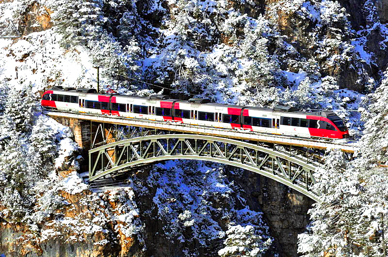 Mittenwaldbahn Schlossbachbr�cke Talent 28.11.2011 g. denoth