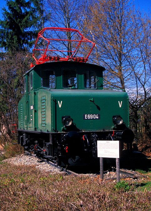 k-001 E 69.004 auf dem Bahnhofsvorplatz in Murnau 31.03.2002 foto herbert rubarth