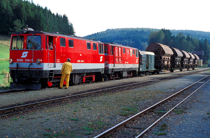 k-001 Waldviertelbahn 2095.014 & 015 mit Güterzug in Ri. Gmünd im Bf. Steinbach-Gr. Pertholz 08.10.1999 foto s. trost
