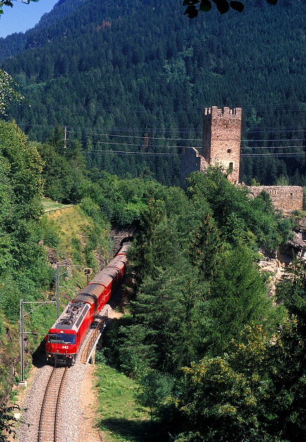 k-002 Albulabahn Ge 4.4. III. Burgruine Champi28.07.2002 foto herbert rubarth