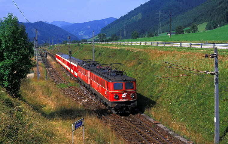 k-004 BR 1141.006 & eine weitere unbekannte 1141 Bf. Oberland Ri. Wy. 24.07.1990 foto herbert rubarth