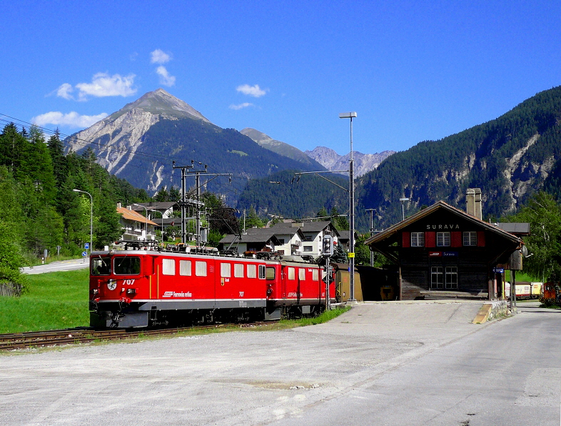 k-004 RhB Albulabahn Bf. Surava G�terzug beim Verschub mit Ge 6.6. II & Ge 4.4 I. am 26.08.2010 foto herbert rubarth