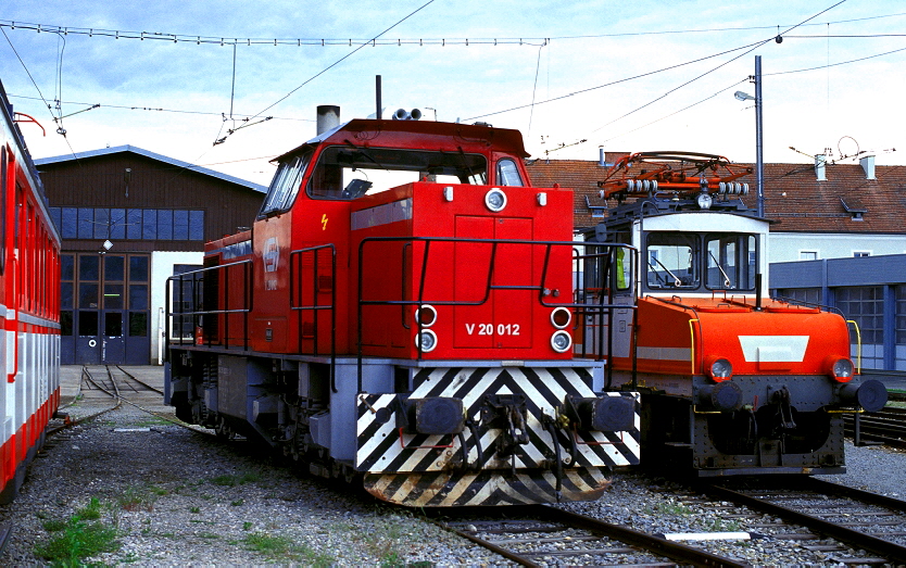 k-004 StH V 20.012 neben der E 24.010 in Vorchdorf 24.05.2005 foto gustav stehno