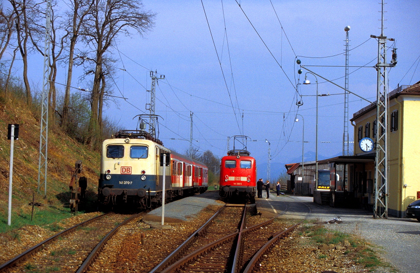 k-005 Zugkreuzung Bf. Bad Kohlgrub 31.03.2002 foto herbert rubarth