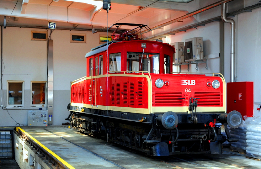 k-006 SLB E 64 im Depot Salzburg- Itzling 01.10.2011 hr