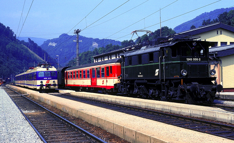 k-006  Bf. Kleinreifling BR 1245.005 und 4030.221 am 30.07.1990 foto herbert rubarth