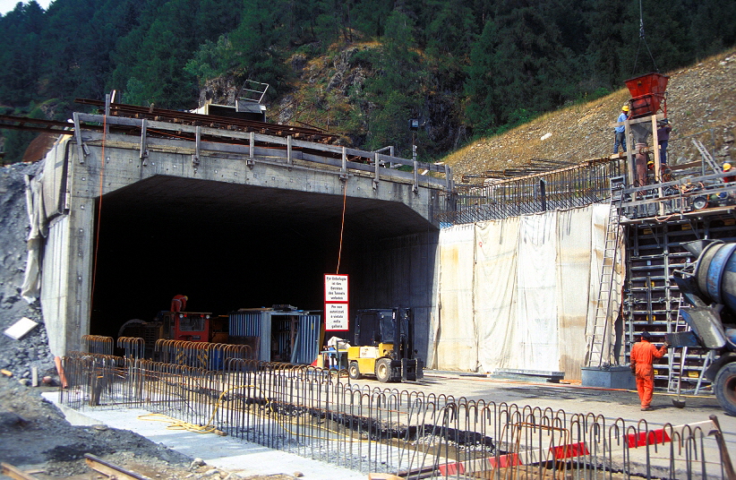 k-006a Vereinatunnel Eingang bei Susch 25.08.1997 foto js