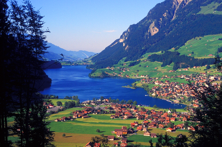 k-009 Ortsblick auf den Sarner See und Lungern 18.08.2004 foto herbert rubarth