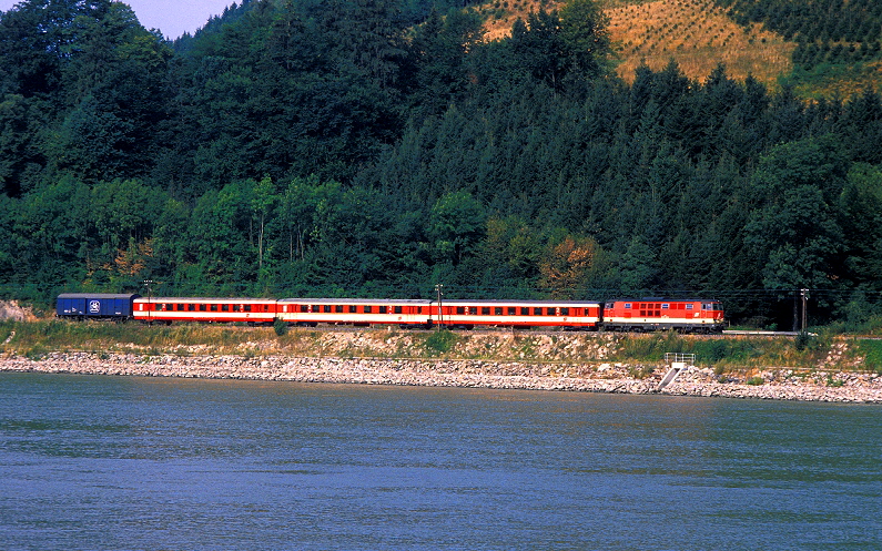 k-014.1  Regionalzug bei Grein- Dornach an der Donau 17.08.1998 foto herbert rubarth