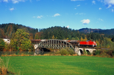 k-019  DB 290 auf der Lechbrücke bei Pflach 22.10.2001 Foto H. 