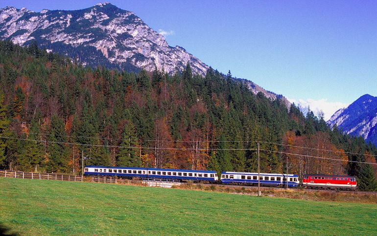 k-102  VT 628.0, 627,1 & 2043.066 bei Heiterwang 22.10.2001 foto herbert rubarth