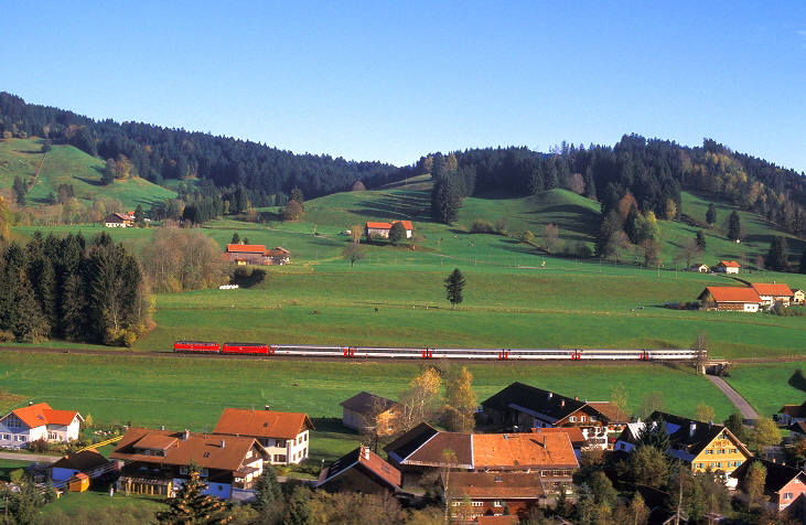 k-AB009_2_x218_IC_bei_Oberthalhofen_26.10.2001_foto_herbert_rubarth