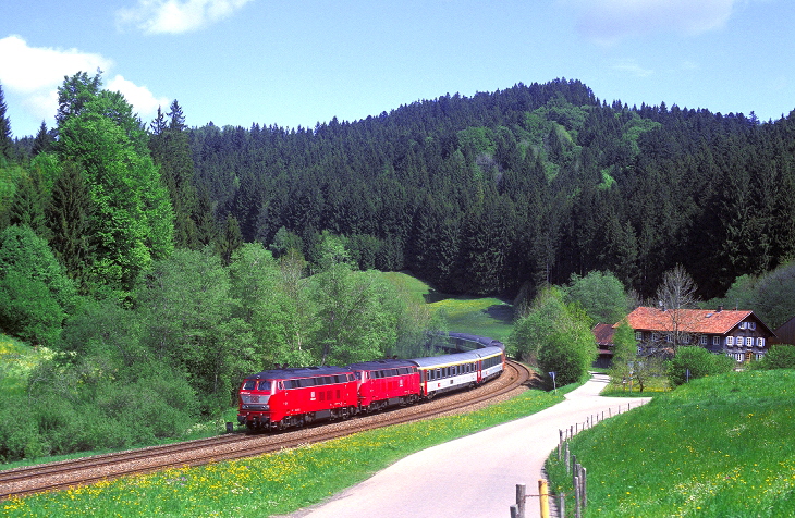 k-AB013_2_x218_IC_bei_Weissenbachmuhle_20.05.2002_foto_herbert_rubarth