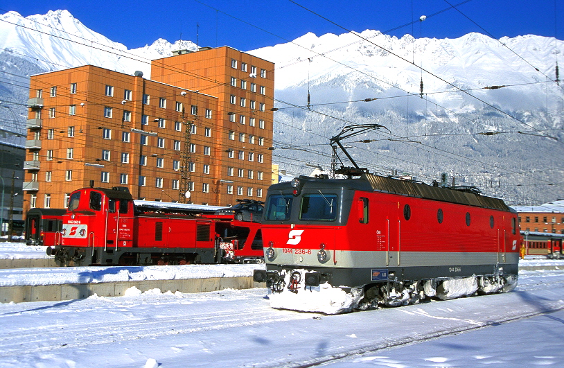 k-BB001 1044.236-6 & 2067.052 Bf. Innsbruck 01.03.1992 foto joh