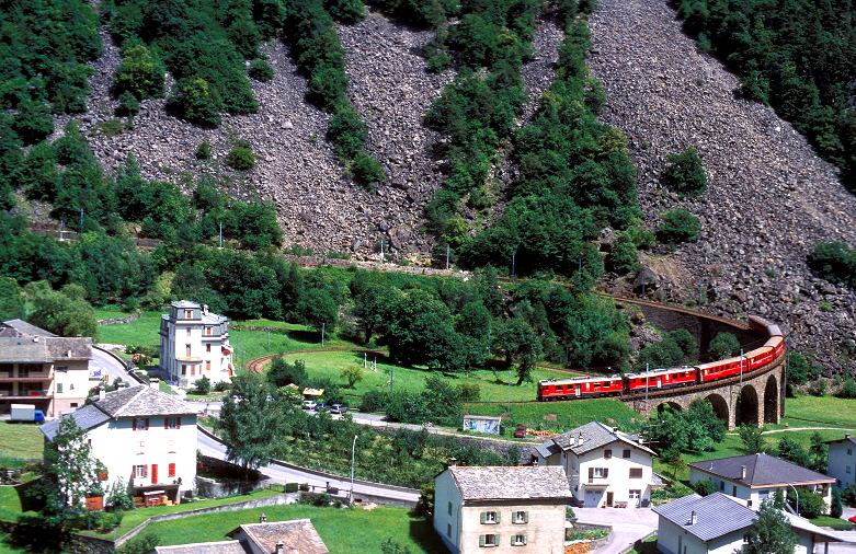 k-BB020 Kehrviadukt Brusio 27.07.2000 hr