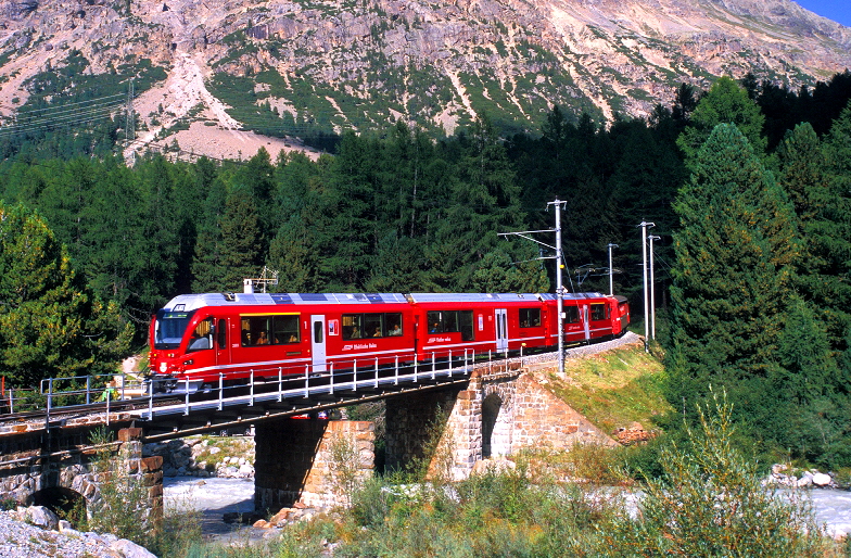 k-BB 002 Allegra Triebwagen bei Morteratsch 22.08.2010 foto herbert rubarth