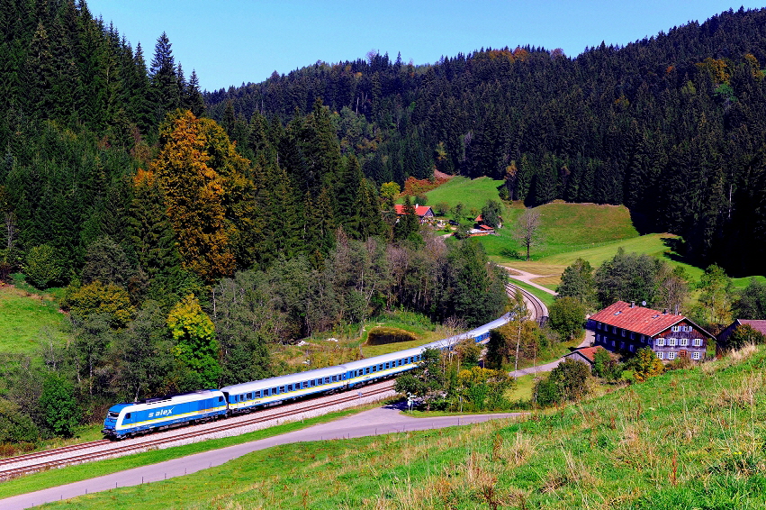 k-004 Allgäubahn ALEX Zug bei der Weißenbachmühle nahe Oberstaufen 28.09.2011 hr