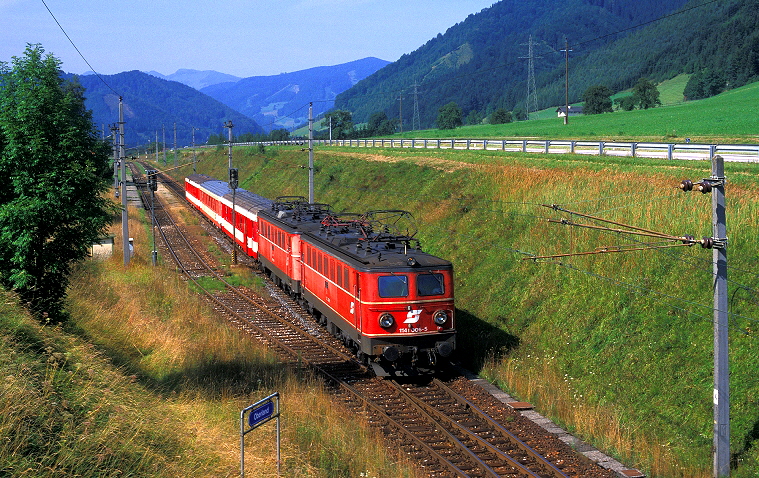 k-004 BR 1141.006 & eine weitere unbekannte 1141 Bf. Oberland Ri. Wy. 24.07.1990 foto herbert rubarth