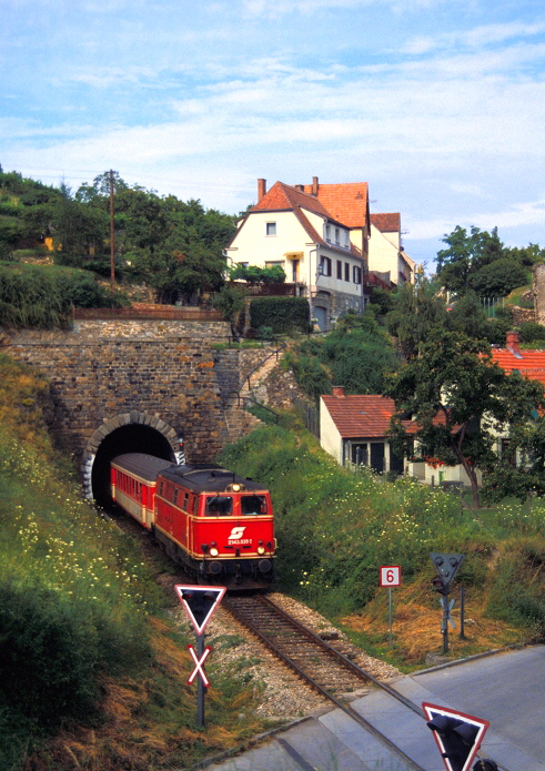 k-012. WB 2143 039-2 Goldbergtunnel bei Krems-Stein 24.07.1987 hr