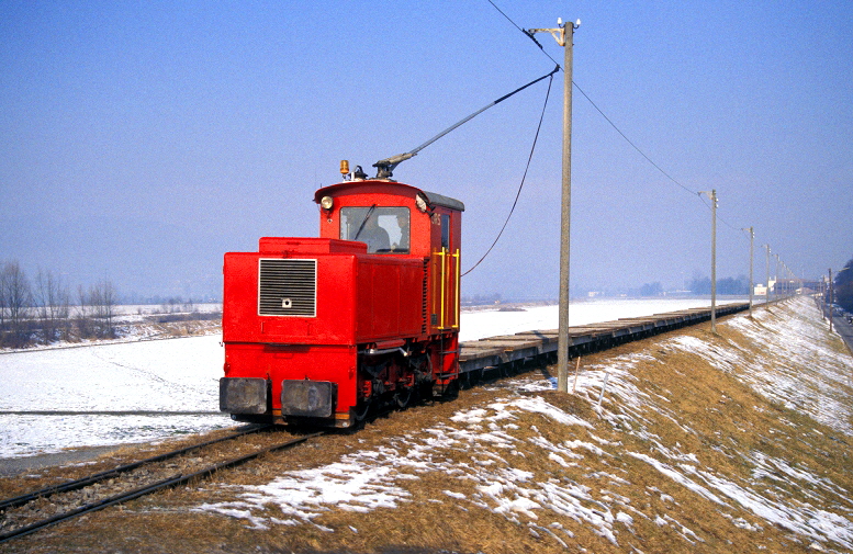k-107. ID3. Lok Urs auf dem Rheindamm vor dem Zollamt Wiesenrain 04.02.1998 rk 