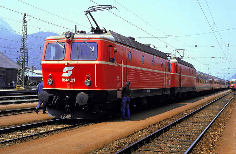 k-AB011 1044.81 & 1044.73 IC Zürichsee Bf. Bludenz 28.07.1985 foto herbert rubarth
