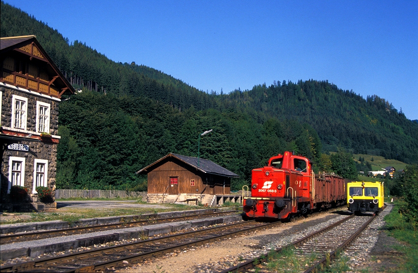 k-012 Bf. Neuberg m. 2068 068-3 und Bahndienstfahrzeug 03.09.1992 hr