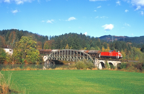 k-019  DB 290 auf der Lechbr�cke bei Pflach 22.10.2001 Foto H. 