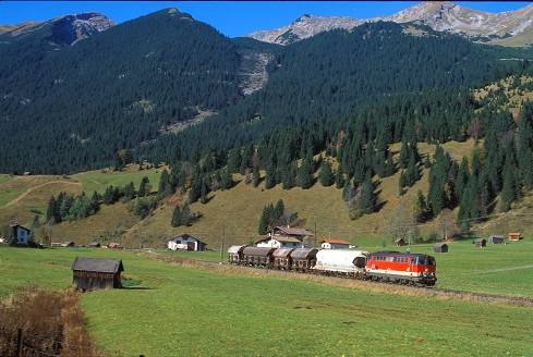 k-040 �BB 2043.066 mit GZ bis Ehrwald 22.10.2001 Foto H. Rubarth 