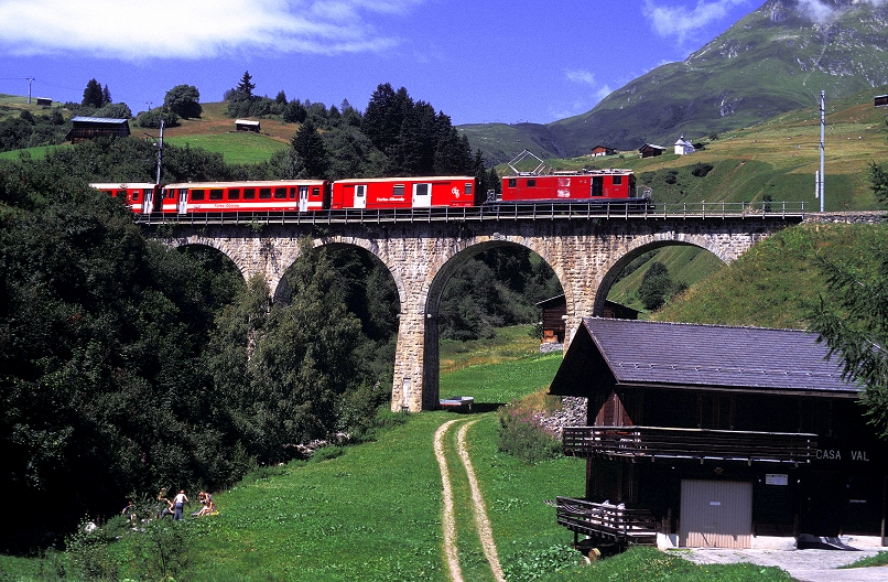 k-MGB 001 HGe 4 4 I. Lok 34 Andermatt- Sedrun bei Dieni 24.07.2002 foto herbert rubarth