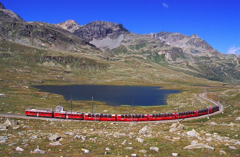 k-RhB 003 Bernina Bahn am Schwarzsee bei Ospizio Bernina 13.08.2004 foto herbert rubarth